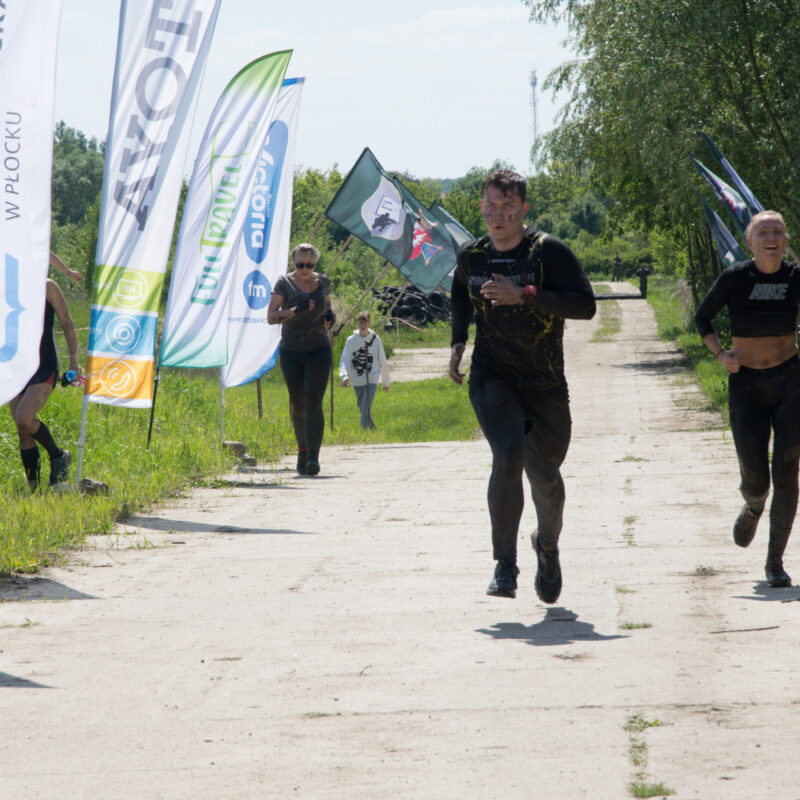 troje zawodników kończących bieg, dobiegających do mety