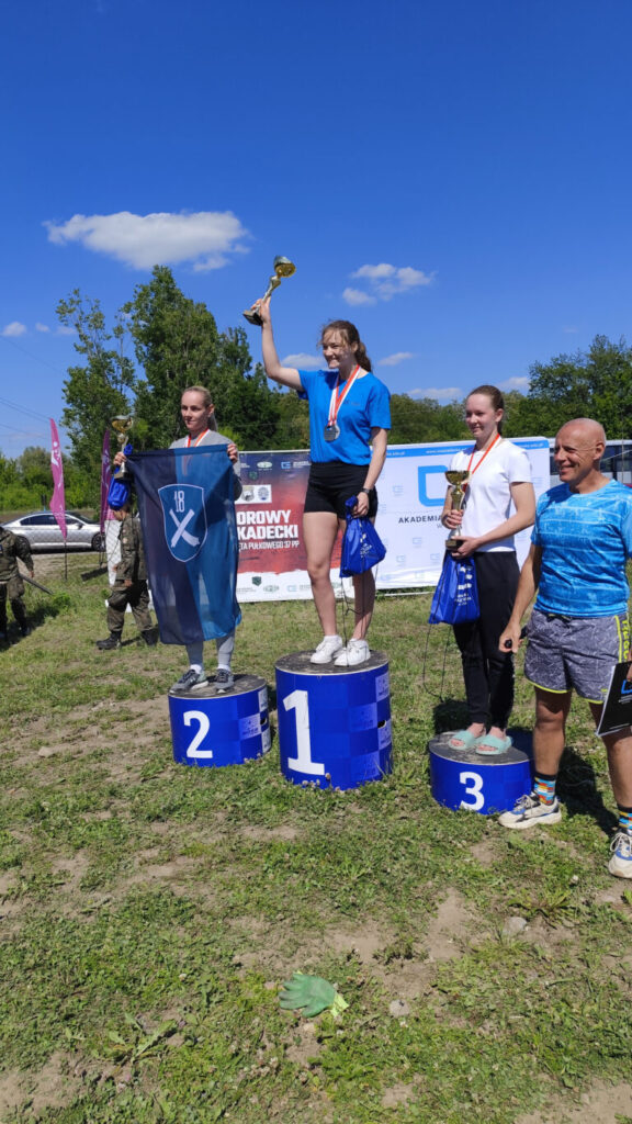 zawodniczki na podium trzymajace puchary