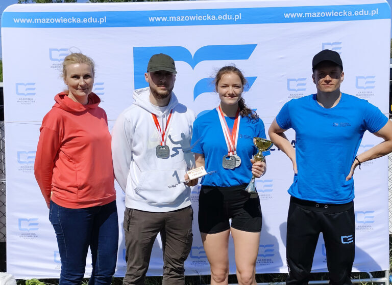 Zawodnicy reprezentujący AZS Akademii Mazowieckiej w Płocku pozyjący do zdjęcia z opiekunką grupy.