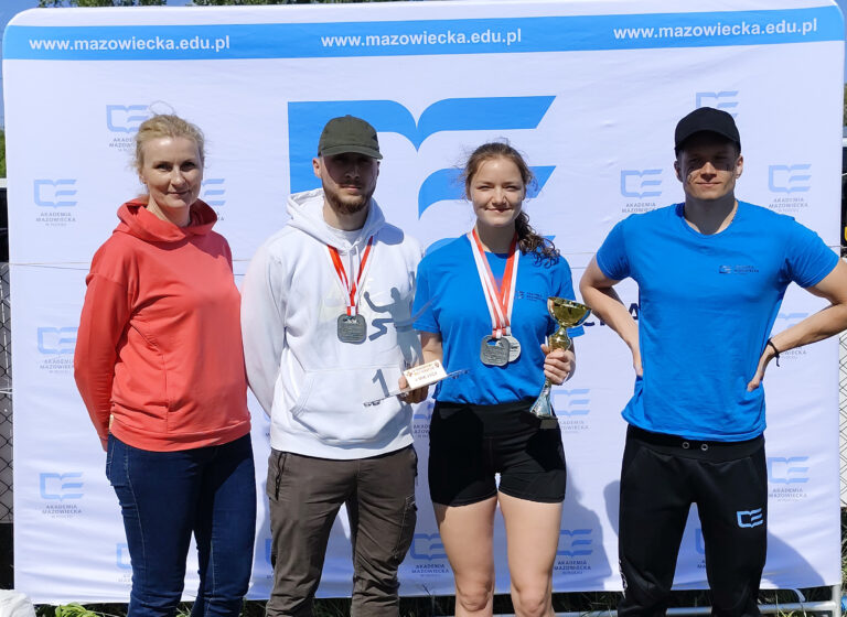 Zawodnicy reprezentujący AZS Akademii Mazowieckiej w Płocku pozyjący do zdjęcia z opiekunką grupy.