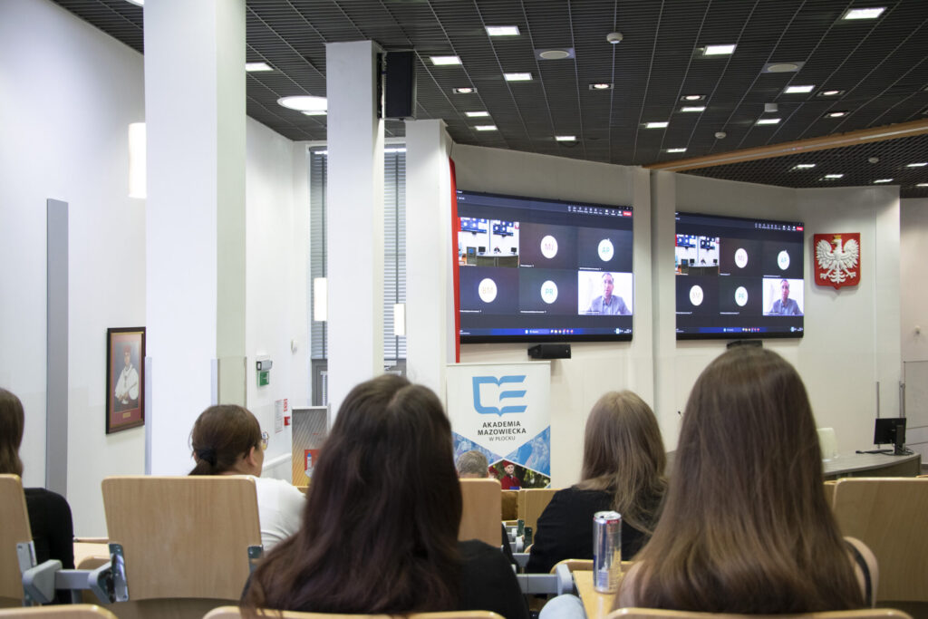 Widok auli widowni i telebimu
