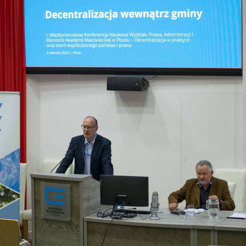 Prelegent podczas przemówienia przy mównicy