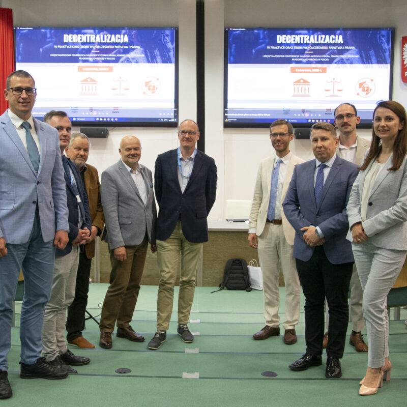 Zdjęcie grupowe organizatorów i gości konferencji