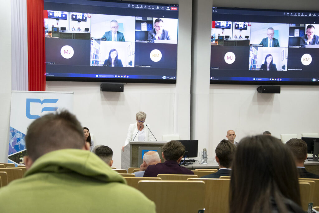 Prorektor przemawiająca podczas otwarcia konferencji