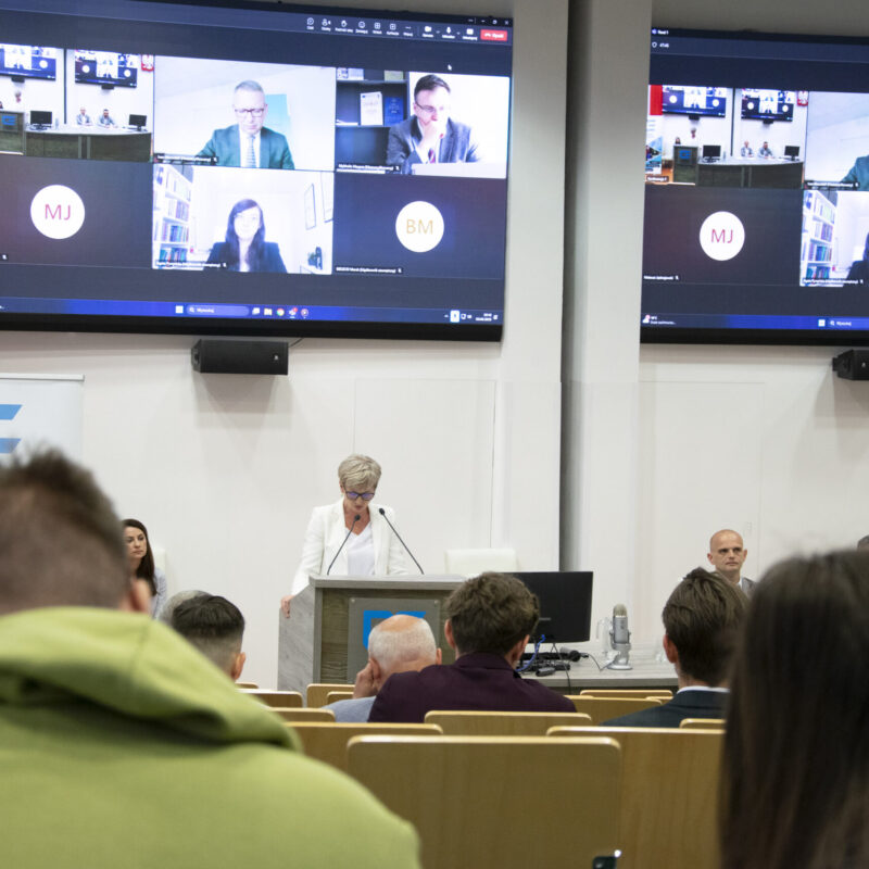 Prorektor przemawiająca podczas otwarcia konferencji