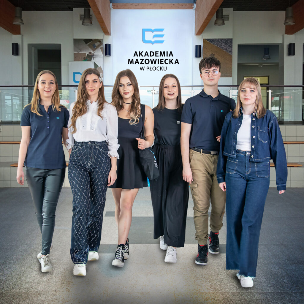 grupa idących studentów na tle logotypu Akademii Mazowieckiej w Płocku