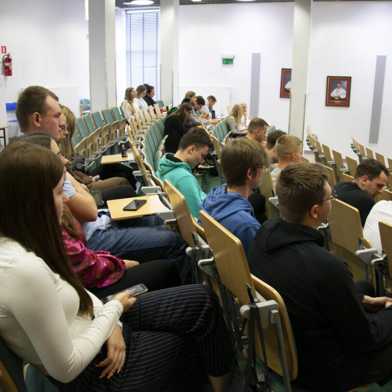 Studenci siedzący na widowni