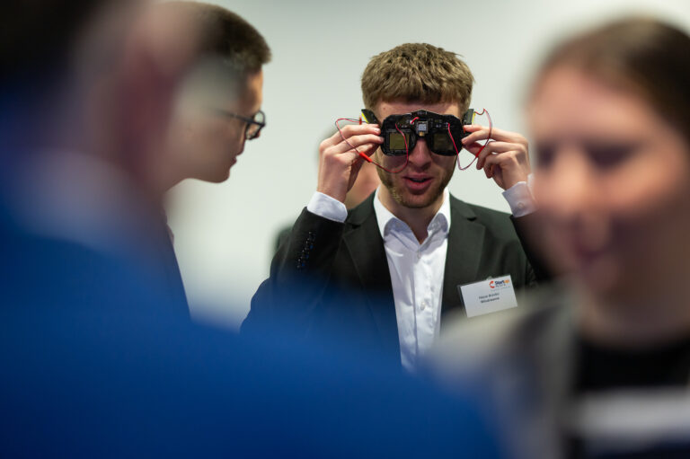 mężczyzna w specjalnych okularach