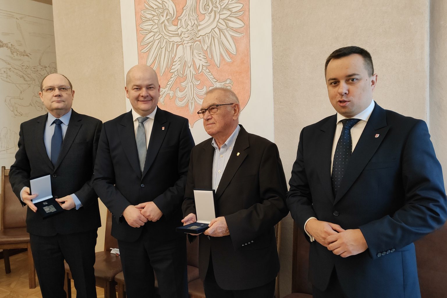 Od lewej strony: dr inż. Robert Żak, Andrzej Nowakowski (Prezydent Miasta Płocka), prof. Zbigniew Kruszewski, Albert Dyna (Sekretarz Miasta Płocka)