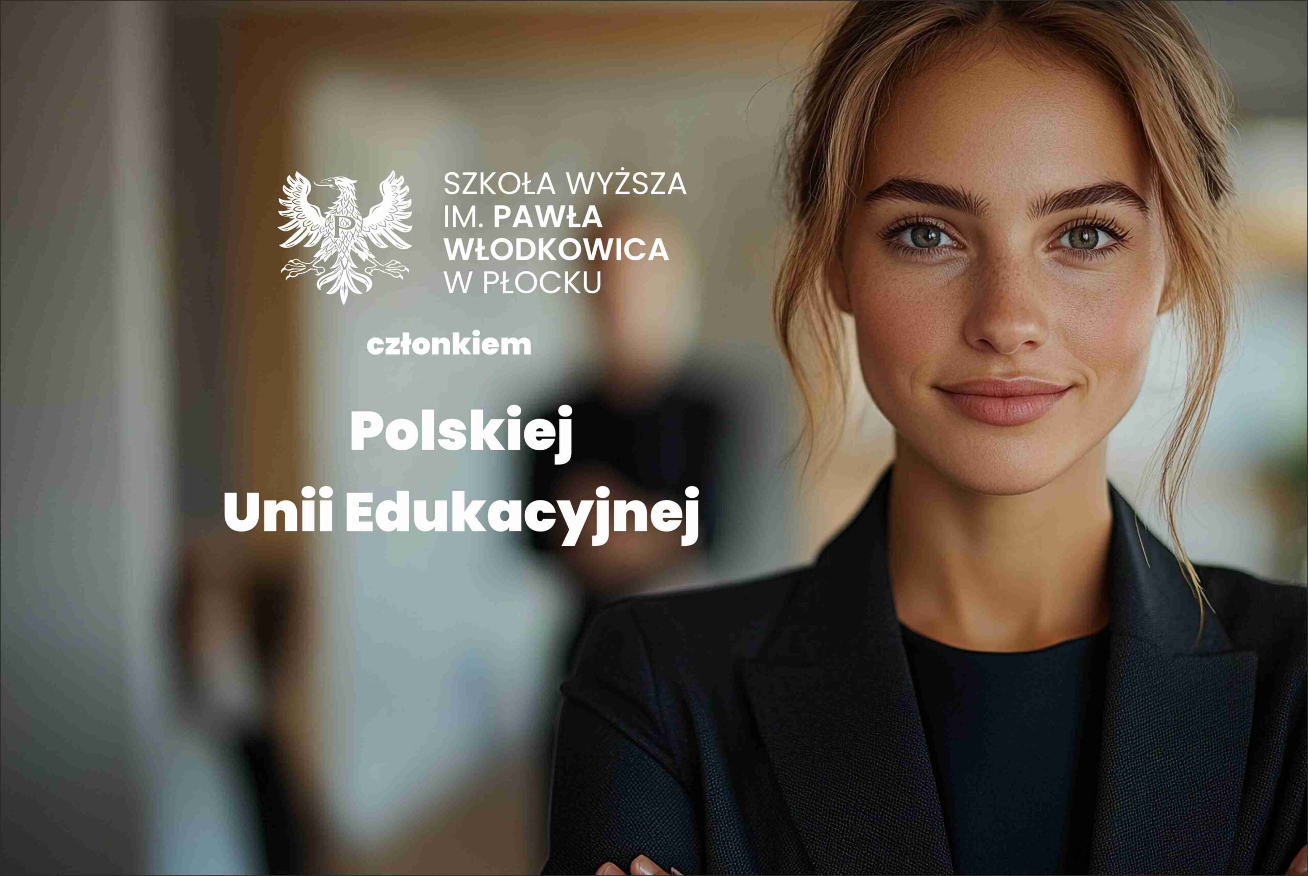 Uśmiechnięta kobieta w czarnej marynarce